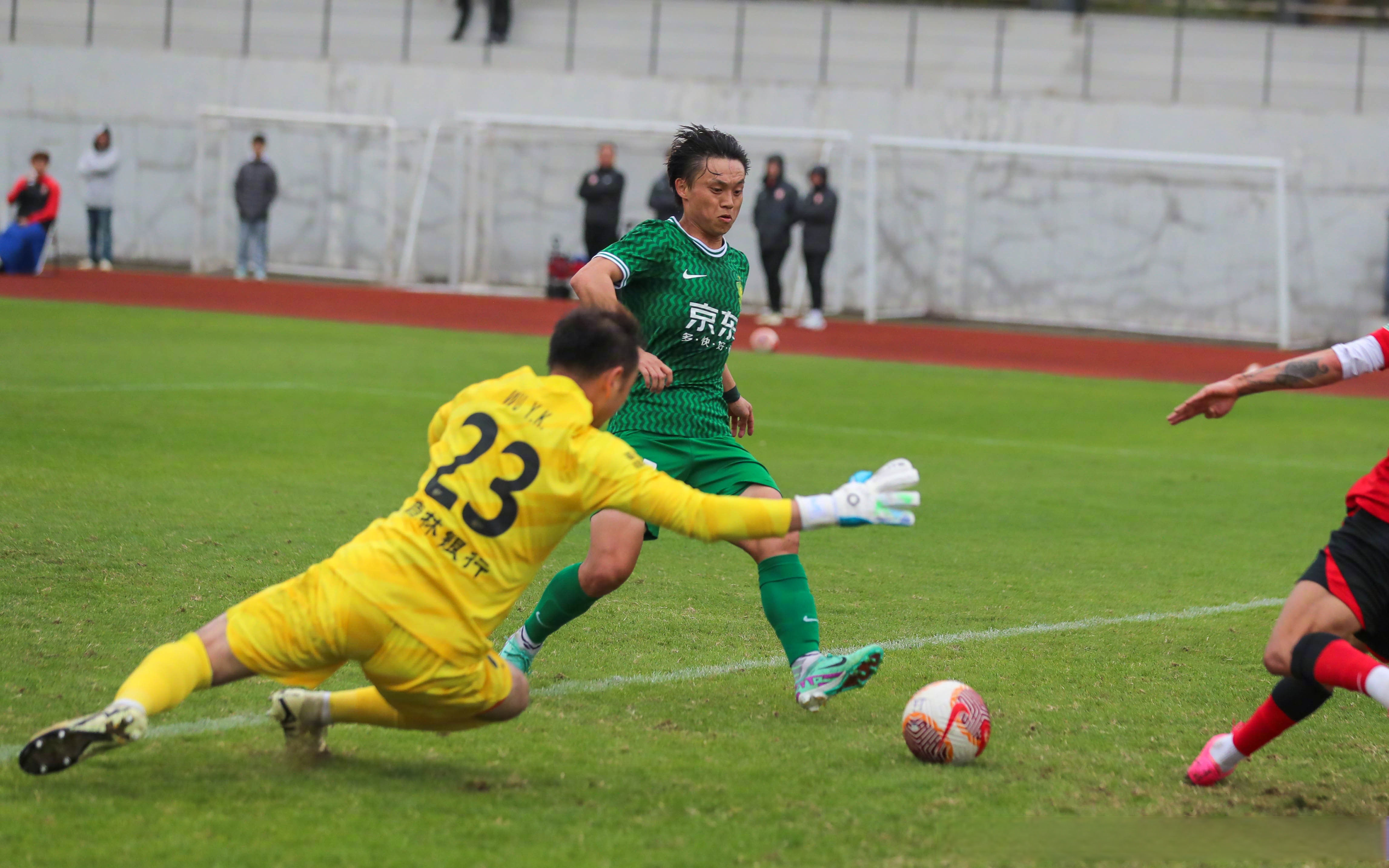 爱游戏下载包含北京国安发布备战花絮，国际比赛日伤情更新，西甲任务艰巨，阵容厚度经受考验的词条
